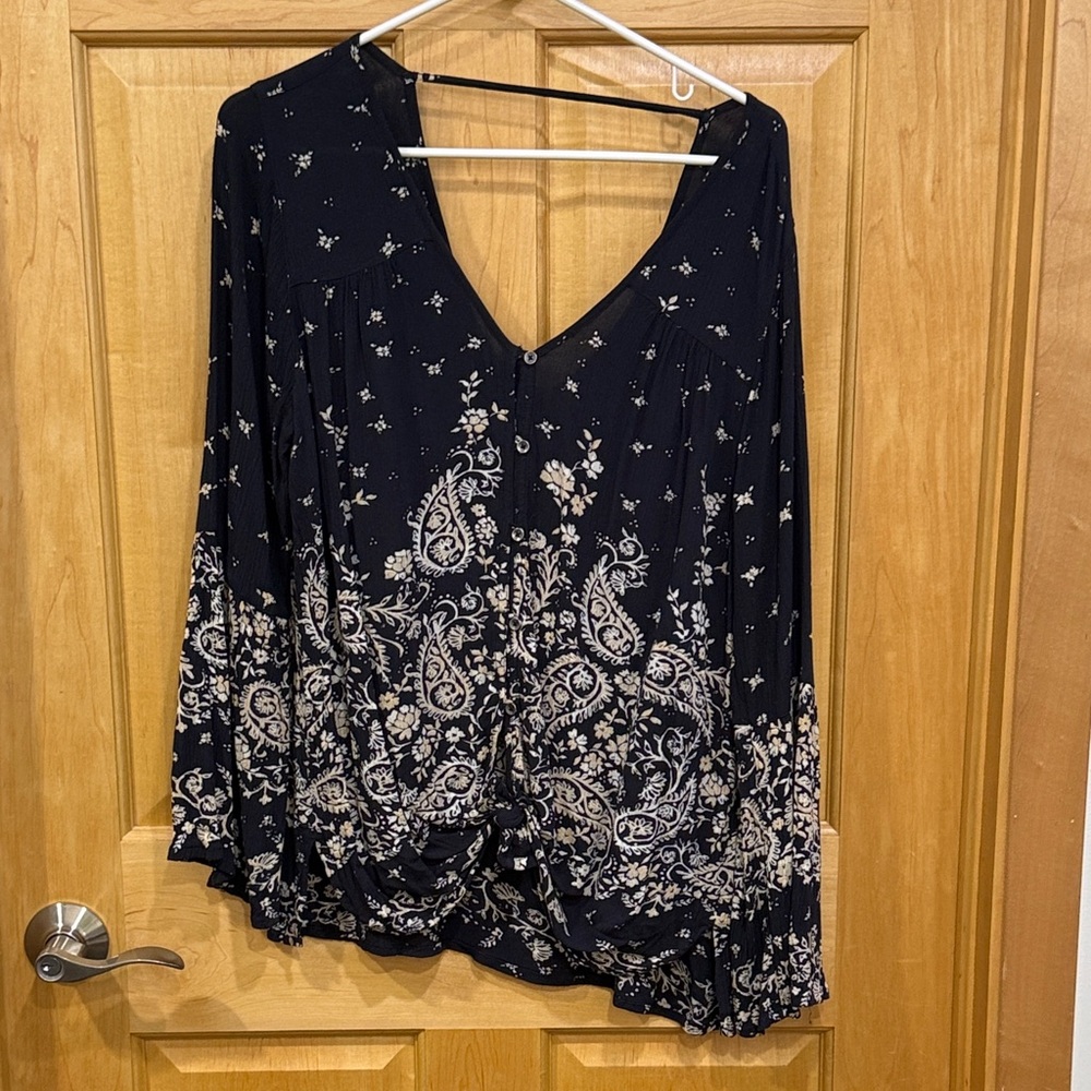 Billabong Chic V-Neck Paisley Blouse - Navy and Cream size L